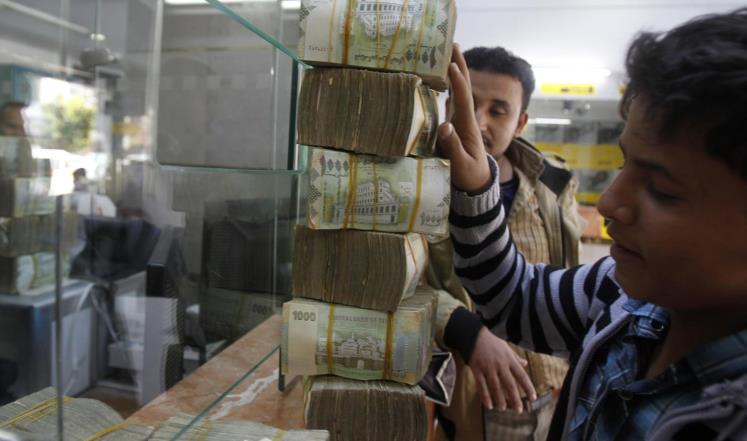 بقرار من البنك المركزي: الريال اليمني يهوي لأدنى مستوياته أمام الدولار