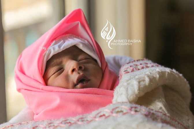 بالصور.. قصة مؤلمة لوفاة مولود في تعز بسبب نفاد الأكسجين