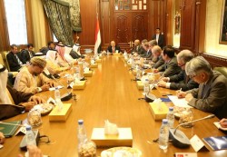 هادي يترأس اجتماعا لهيئة مستشارية في الرياض  