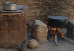 الحرب تعيد اليمنيين إلى الطهي بالحطب 