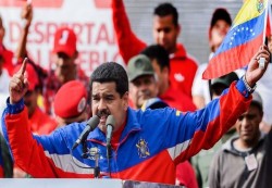 فنزويلا تفرض تأشيرات دخول على الأمريكيين وتقلص طاقم سفارتهم بكراكاس