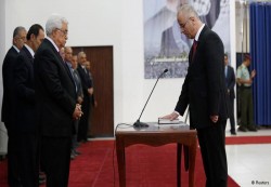 حكومة الوفاق الفلسطينية تؤدي اليمين الدستورية وغياب اربعة وزراء من غزة