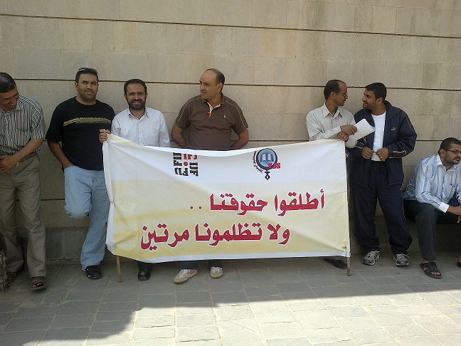 صحفيو سبا يتظاهرون أمام مقر الحكومة للمطالبة بعودة العمل في الوكالة وصرف مستحقاتهم المالية