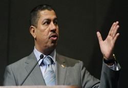 بحاح يعود الى المكلا ويعلن عن عودة مطار الريان للعمل 