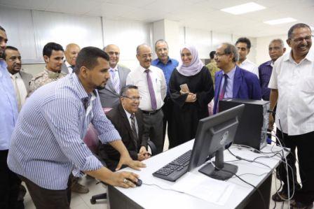 بن دغر يدشن العمل بنظام سويفت في البنك المركزي اليمني