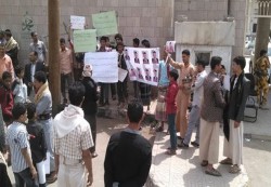  صنعاء : محتجون يطالبون الإجهزة الأمنية باإلقاء القبض على قاتل الشاب القدسي