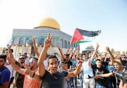 الفلسطينيون ينتصرون في انتفاضتهم ويعودون للصلاة في المسجد الأقصى  