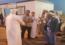 الرباش يستقبل اولى طلائع الحجاج اليمنيين عند وصولهم منفذ الوديعة 