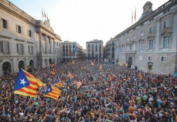 رئيس وزراء اسبانيا يتعهد بإعادة الشرعية إلى كاتالونيا