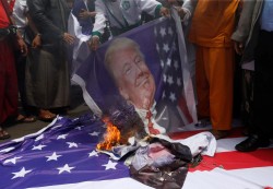 جماعات اندونيسية متشددة تحرق صور ترامب والاعلام الامريكية والأسرائلية