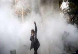 إيران تحيل 50 طالبًا جامعيًا للمحاكمة بسبب المشاركة في الاحتجاجات الشعبية 