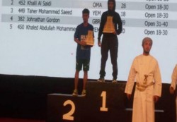 اللاعب اليمني طاهر محمد يحرز المركز الثاني في نصف ماراثون صلالة