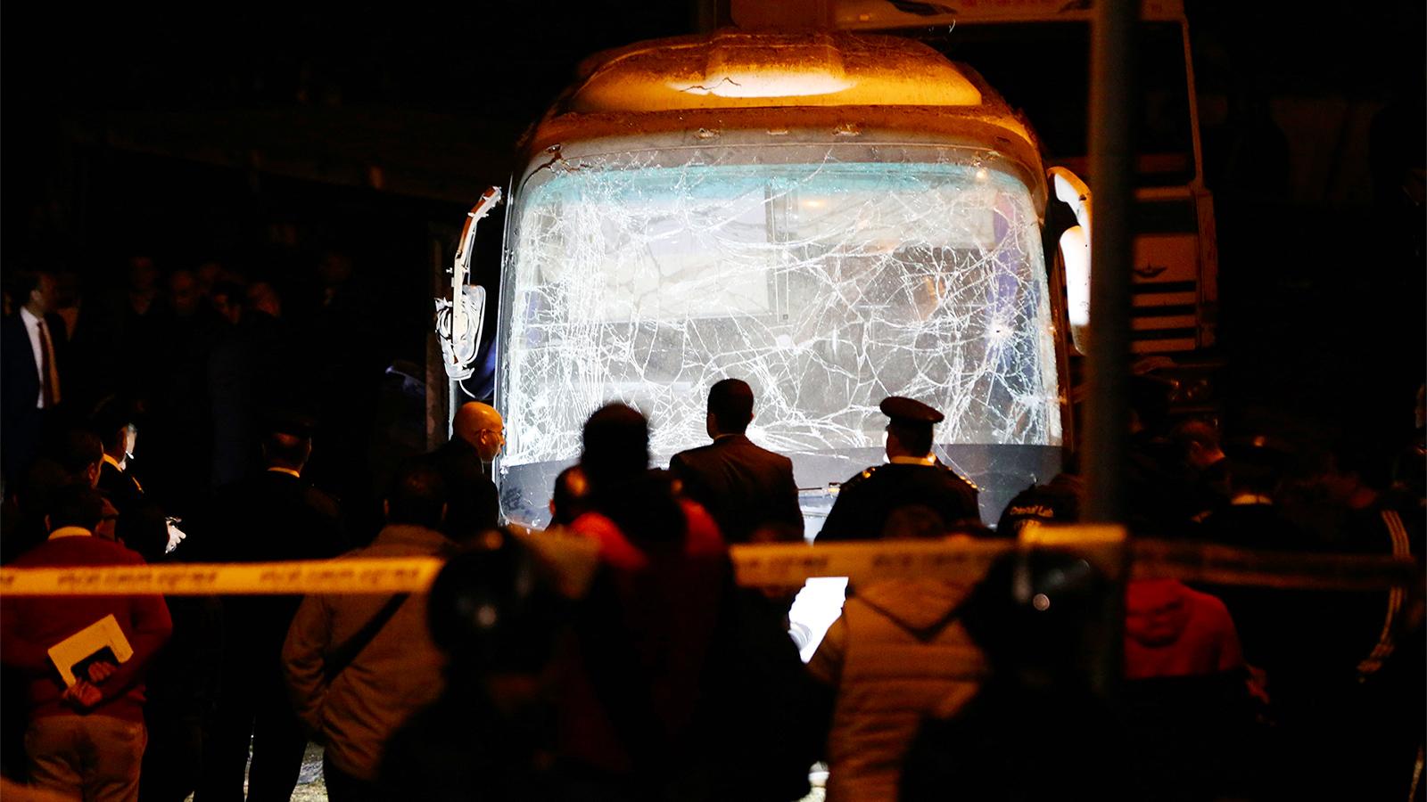 مسؤولون: انفجار يقتل 3 سياح فيتناميين ومرشدا سياحيا مصريا قرب أهرامات الجيزة