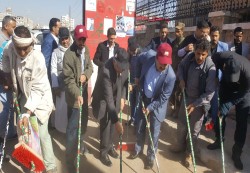 موظفي شركة يمن موبايل يشاركون في حملة النظافة بمدينة صنعاء