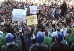 طلاب جزائريون يرفضون عرض بوتفليقة