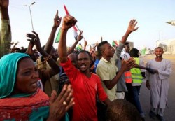 سودانيون يتظاهرون للضغط على المجلس العسكري الحاكم لتسليم السلطة إلى حكومة مدنية