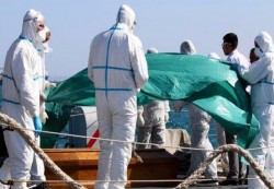 تونس تنتشل جثث 14 مهاجرا بعد غرق العشرات قبالة سواحلها