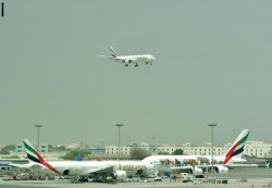 مطارات دبي: تحويل مسار رحلتين للاشتباه بنشاط طائرات مسيرة