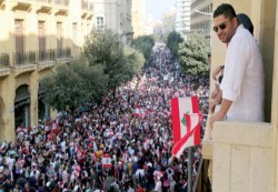 المحتجون يغلقون الطرق في بيروت وأجزاء أخرى بلبنان
