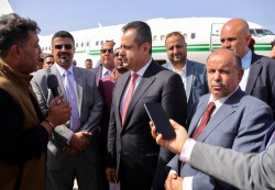 رئيس الوزراء يعود الى العاصمة المؤقتة عدن لممارسة مهامه وفقا لاتفاق الرياض 