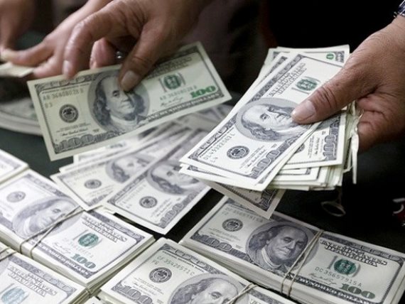 الدولار يهبط وسط ترقب للتطورات السياسية والاقتصادية الأمريكية