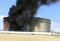 مؤسسة النفط الليبية تعلن وقف إنتاج وتصدير شحنات الخام في ميناء الحريقة