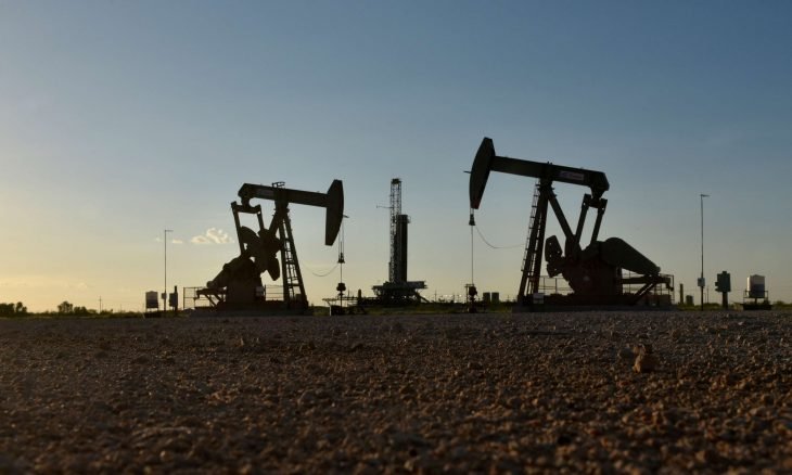 النفط يصعد مع استئناف أنشطة اقتصادية بالولايات المتحدة وأوروبا