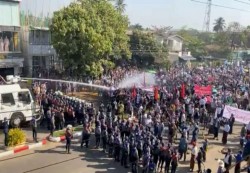 محتجون ينظمون مسيرات في عدة مدن بميانمار اعتراضا على الحكم العسكري