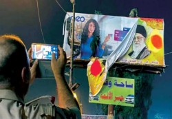 رئيس وزراء العراق يأمر بإزالة لوحة  إعلانية  ضمت زعماء إيرانيين في بغداد