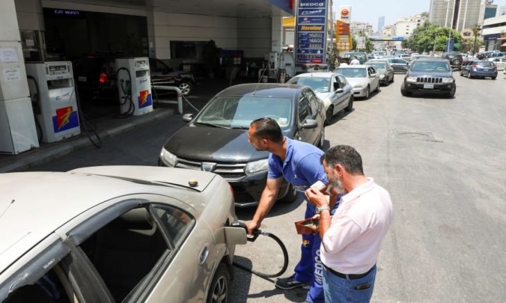 حكومة لبنان ترفع أسعار الوقود في ظل أعمال عنف وقطع طرق