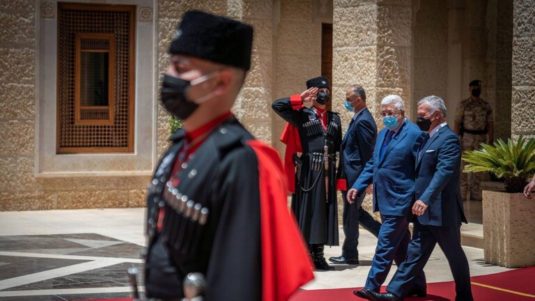  العاهل الأردني والرئيس الفلسطيني يعقدان اجتماعا موسعا وهاما بمشاركة كبار المسؤولين