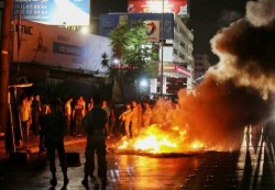 الخوف من الانفجار الشعبي في لبنان يعيد الحسابات ويفرض التراجع عن قرار سحب الدولار بسعر ثابت