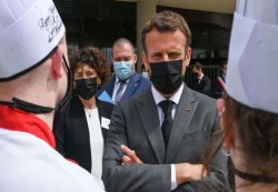 رجل يصفع ماكرون على الوجه أثناء جولة في فرنسا واعتقال شخصين 