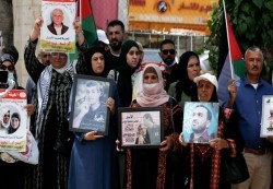 7 أسرى فلسطينيين بالسجون الإسرائيلية يضربون عن الطعام  
