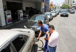 حكومة لبنان ترفع أسعار الوقود في ظل أعمال عنف وقطع طرق