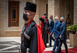  العاهل الأردني والرئيس الفلسطيني يعقدان اجتماعا موسعا وهاما بمشاركة كبار المسؤولين