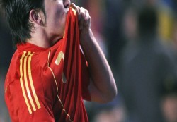 الجماهير الإيطالية متفائلة بسبب قميص إسبانيا الأحمر قبل نصف نهائي "يورو2020"!