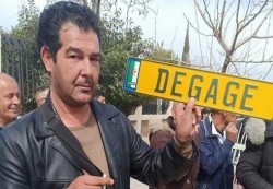 الحكم بالسجن عامين بحق شاعر وصحافي جزائري وطرده من مكان عمله