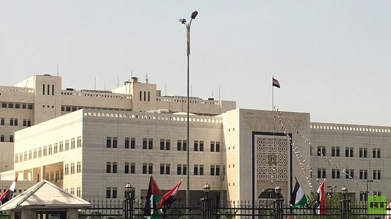 الحكومة السورية الجديدة.. تغيير طفيف يجعل التشكيل أقرب إلى التعديل ومرشح سابق للرئاسة وزيرا