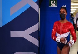 نجمة الجمباز الأمريكية بايلز تنسحب من نهائي مسابقة الحركات الأرضية في أولمبياد طوكيو