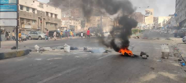 احتجاجات على تردي الأوضاع المعيشية في عدن وحضرموت لليوم الثاني