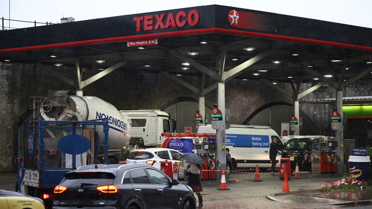 الحكومة البريطانية تدرس استدعاء قوات الجيش لإيصال الوقود إلى محطات البنزين