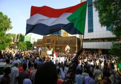 الآلاف يتظاهرون تأييدا للجيش في السودان مع تفاقم الأزمة السياسية