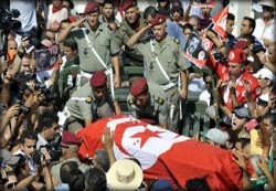 تونس تشييع جنازة البراهمي.. وانسحاب 42 نائبـًا من المجلس التأسيسي