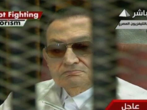 مصر: تأجيل محاكمتي مبارك وقادة الإخوان المسلمين