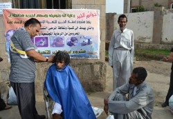 مبادرة شبابية لتنظيف وكسوة مرضى نفسيين في  شوارع مدينة إب