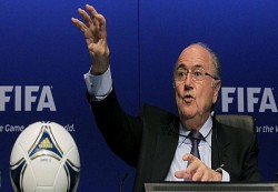 بلاتر: لن يتخذ قرار بشأن كأس العالم بقطر قبل العام المقبل