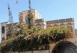 الخارجية الايرانية: سفيرنا بصنعاء غادر اليمن لقضاء الاجازة ولا صحة  لانباء اغلاق السفارة