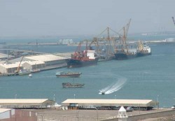 الإعلام الاقتصادي يحمل الحكومة مسئولية توقف ميناء عدن الدولي