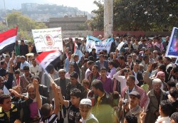 إب : شباب الثورة يحتفلون بذكرى الجلاء في ساحة خليج الحرية